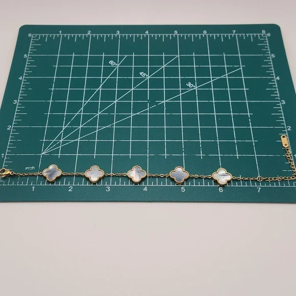 Iridescent Mother of Pearl Clover Bracelet – 18K Gold Plated Stainless Steel